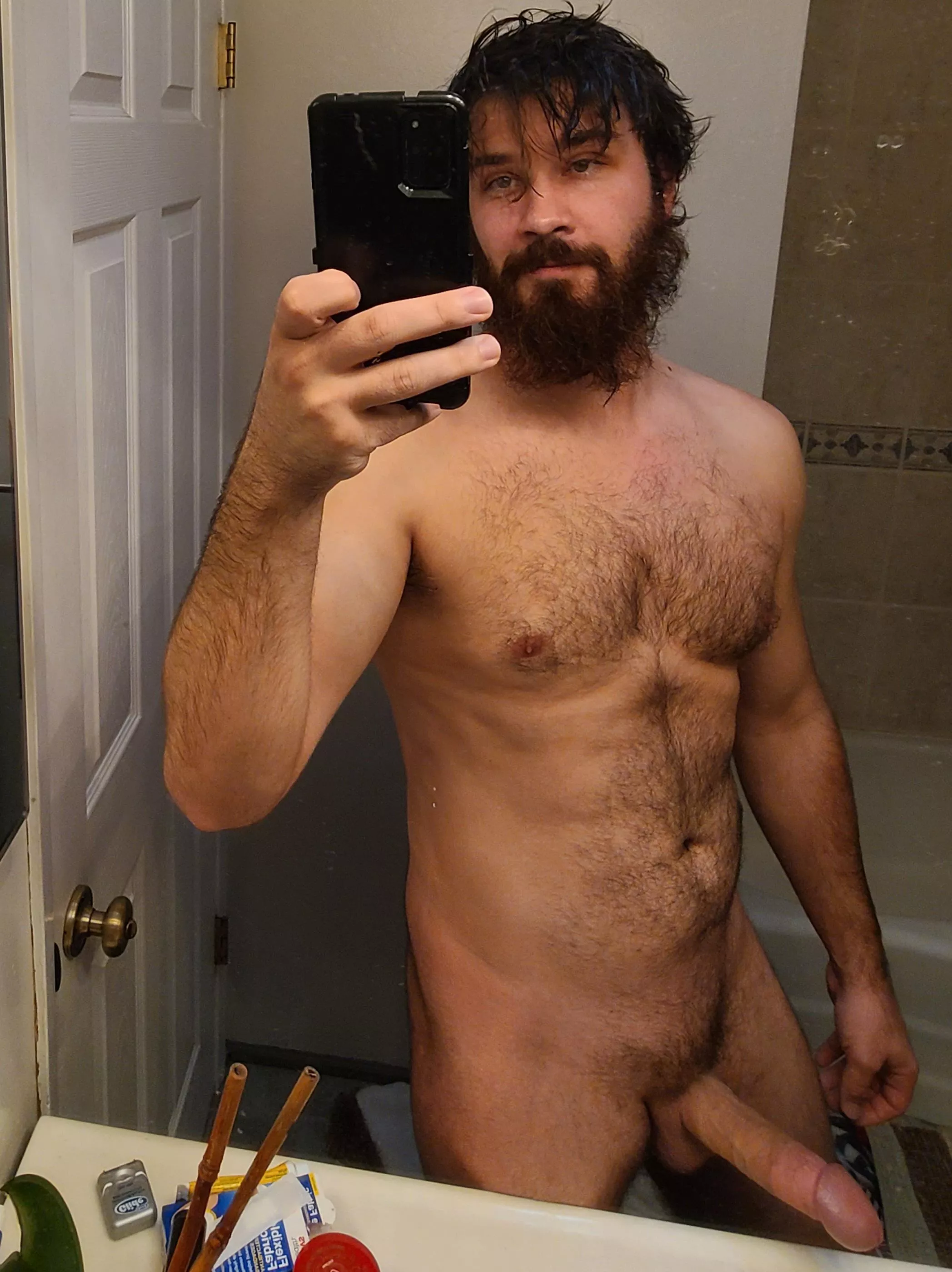 Messy hair, hot bod, FAT cock. What are you waiting for? 😇 posted by decherd