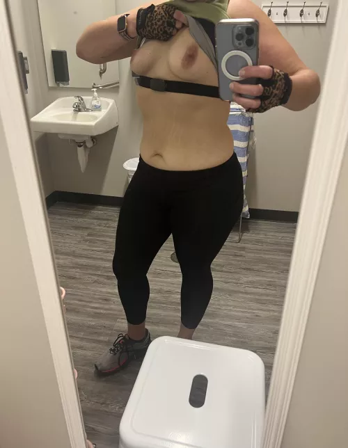 Mombod preview at the gym by RaynaNThunder