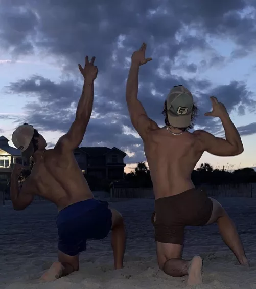 21 & 19 straight country bros… looking for chill bromance and compare with similar guys 👀💪😂 snap us: gymjosh1919 by joeyt19962022