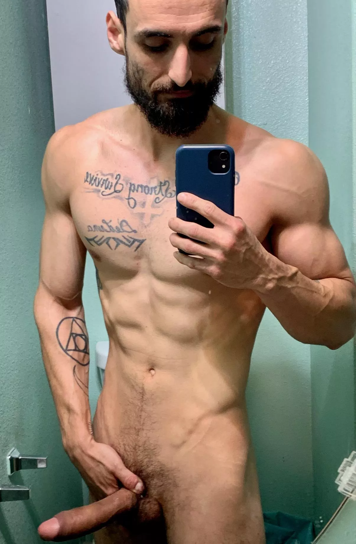 32 years old , naked on the internet [m]. to all the single moms , hmu XD posted by Additional_Example93