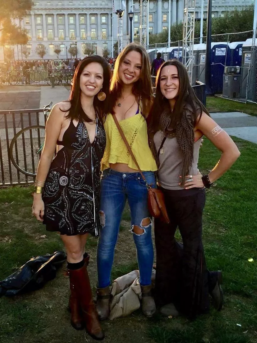 Concert babes posted by Sudden_Summer_1575