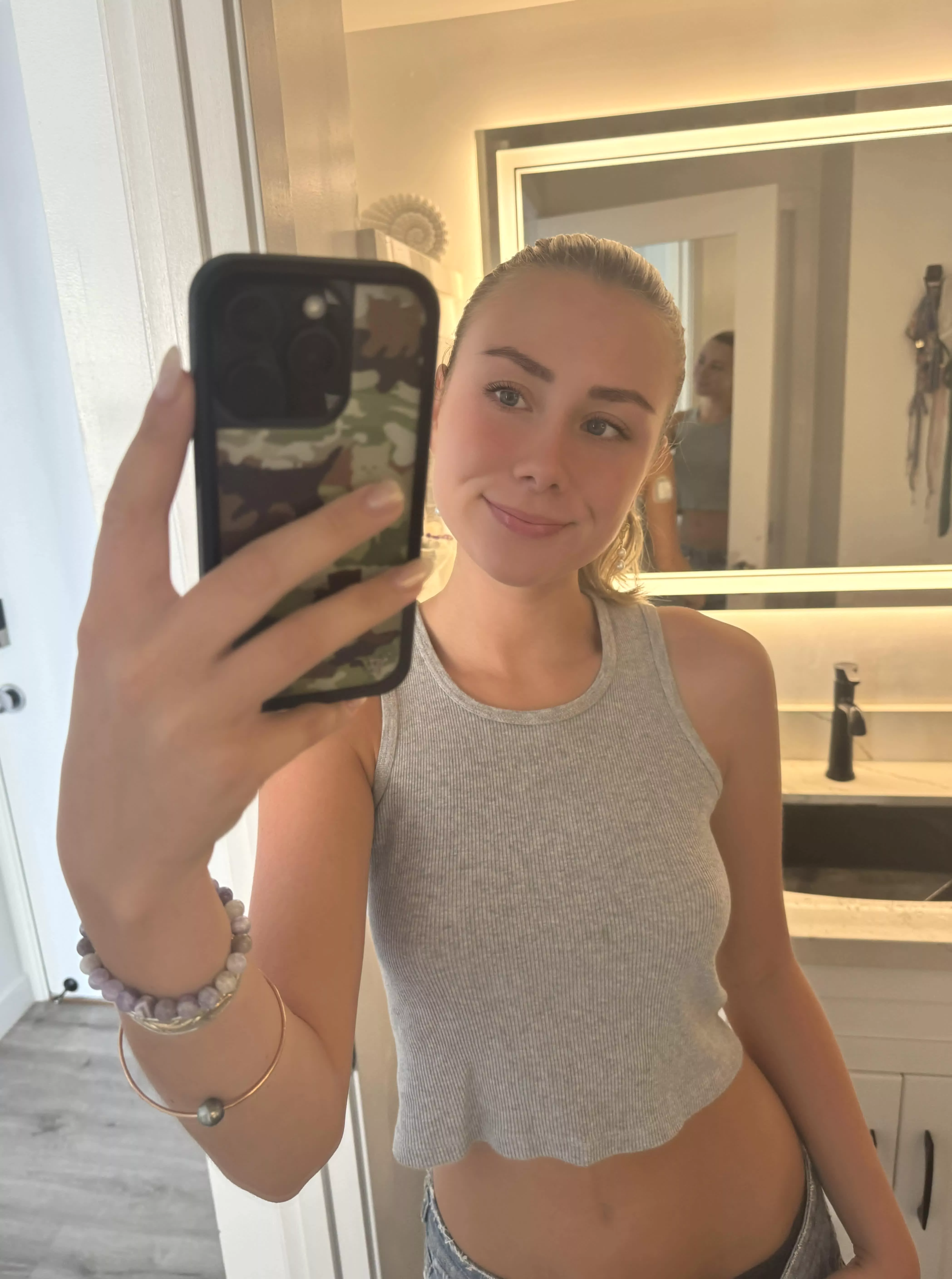 Do you like a girl who smiles everyday posted by mercyogu