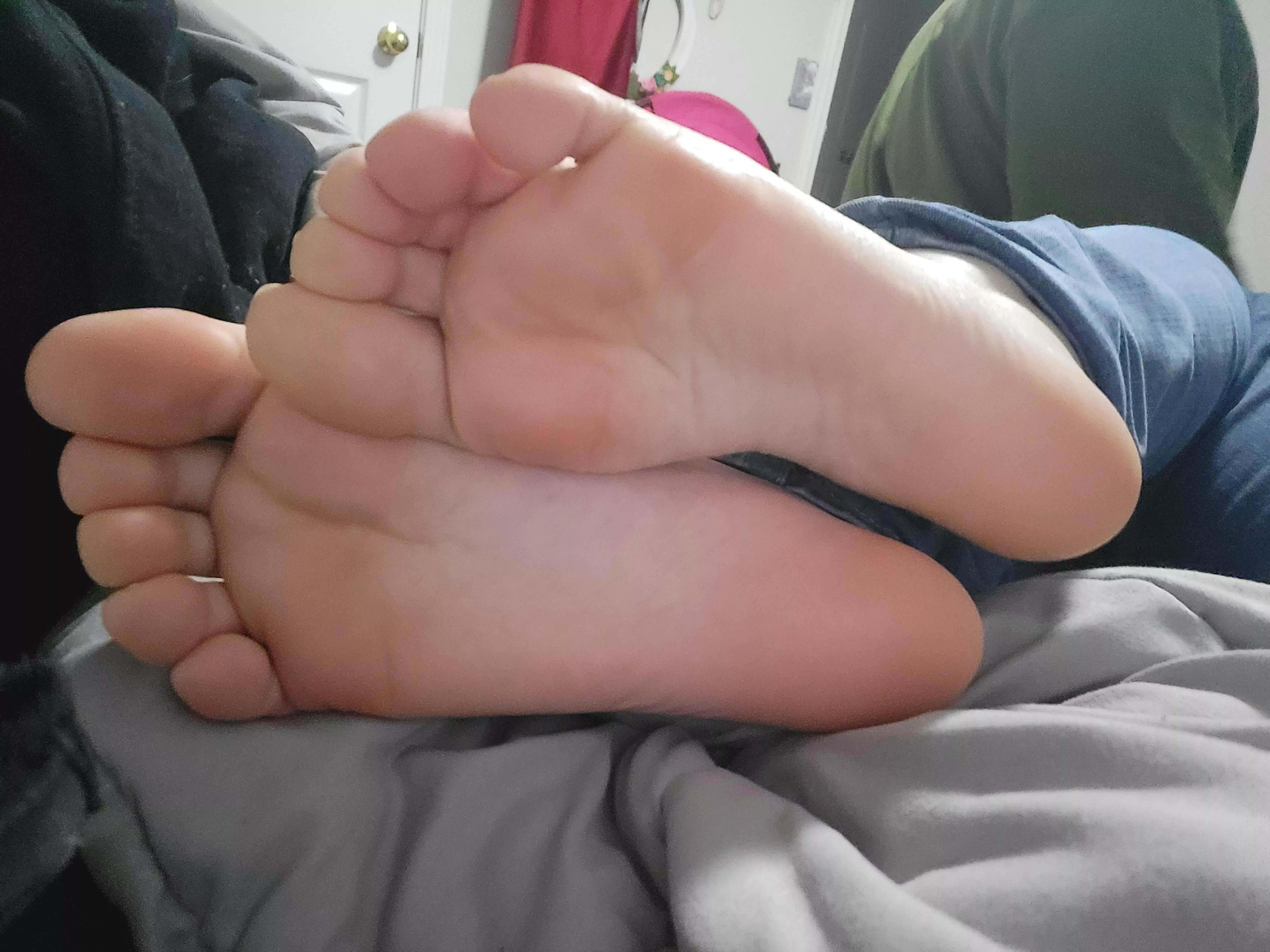 Get on ur knees and lick my soles🖤🤭 oc posted by Careless_Assumption8