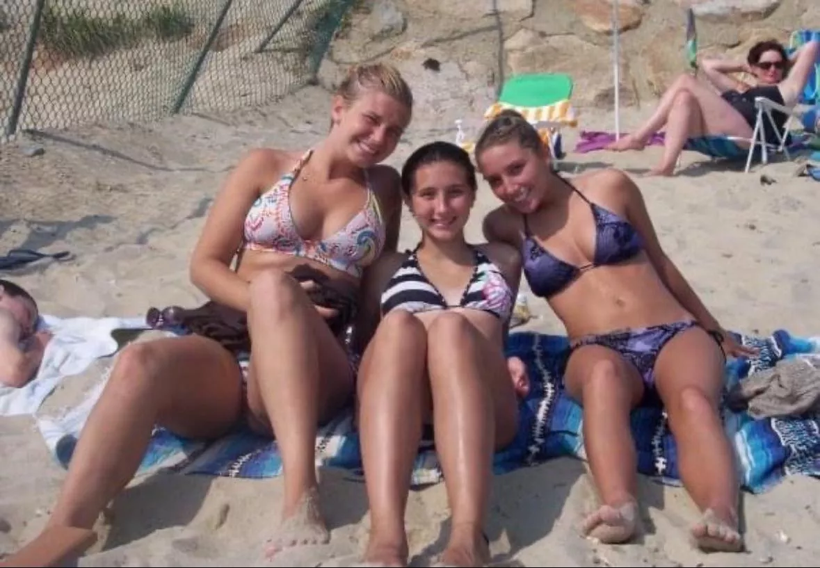 Girl In The Middle Is Jealous She’s Not A Cup posted by RedheadShan23