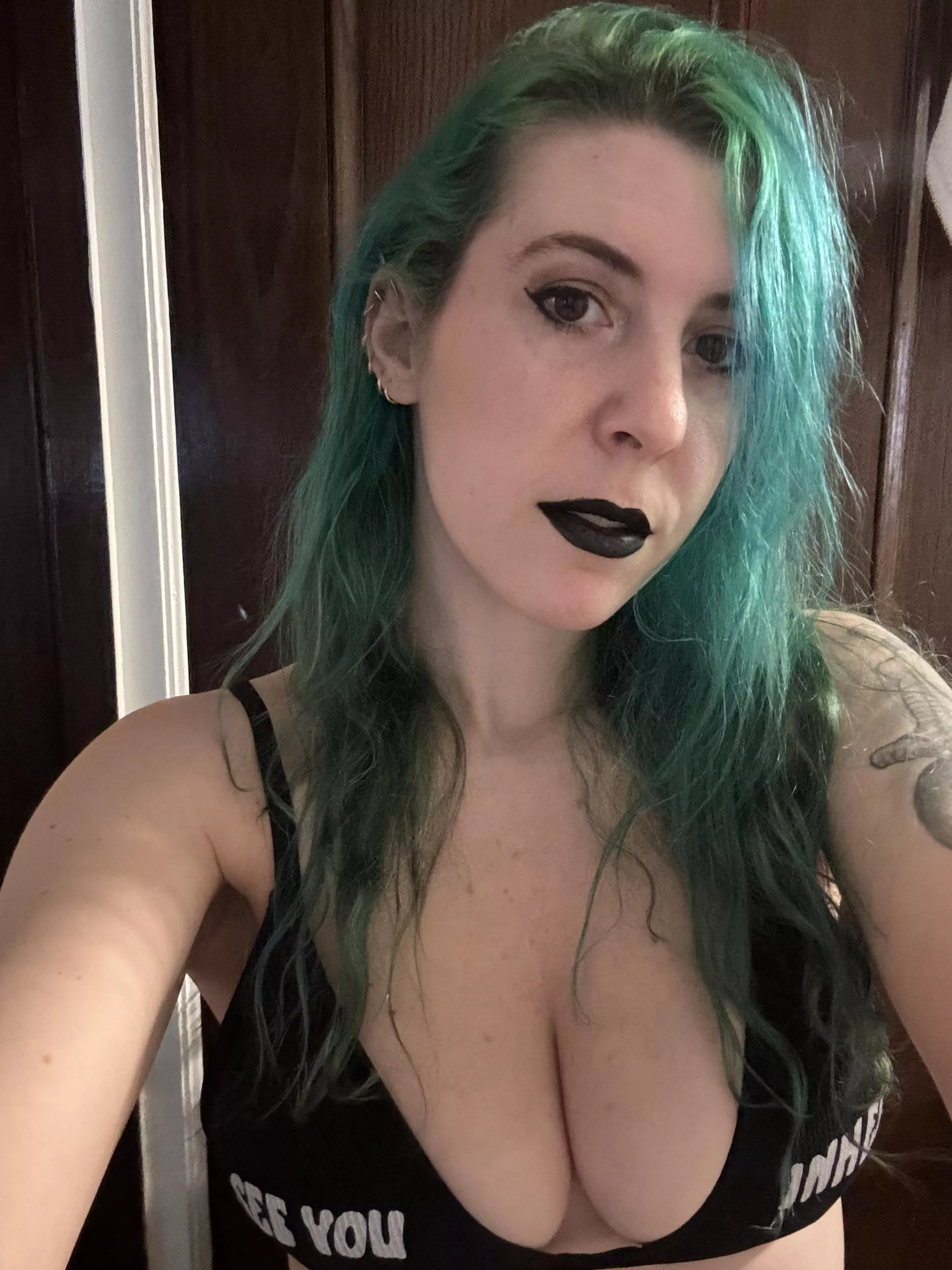 Goth cutie posted by sirenskiss3