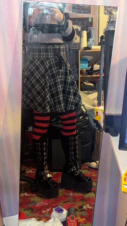 Hi I’m new here please be nice 🙈 by Escape_Bitter