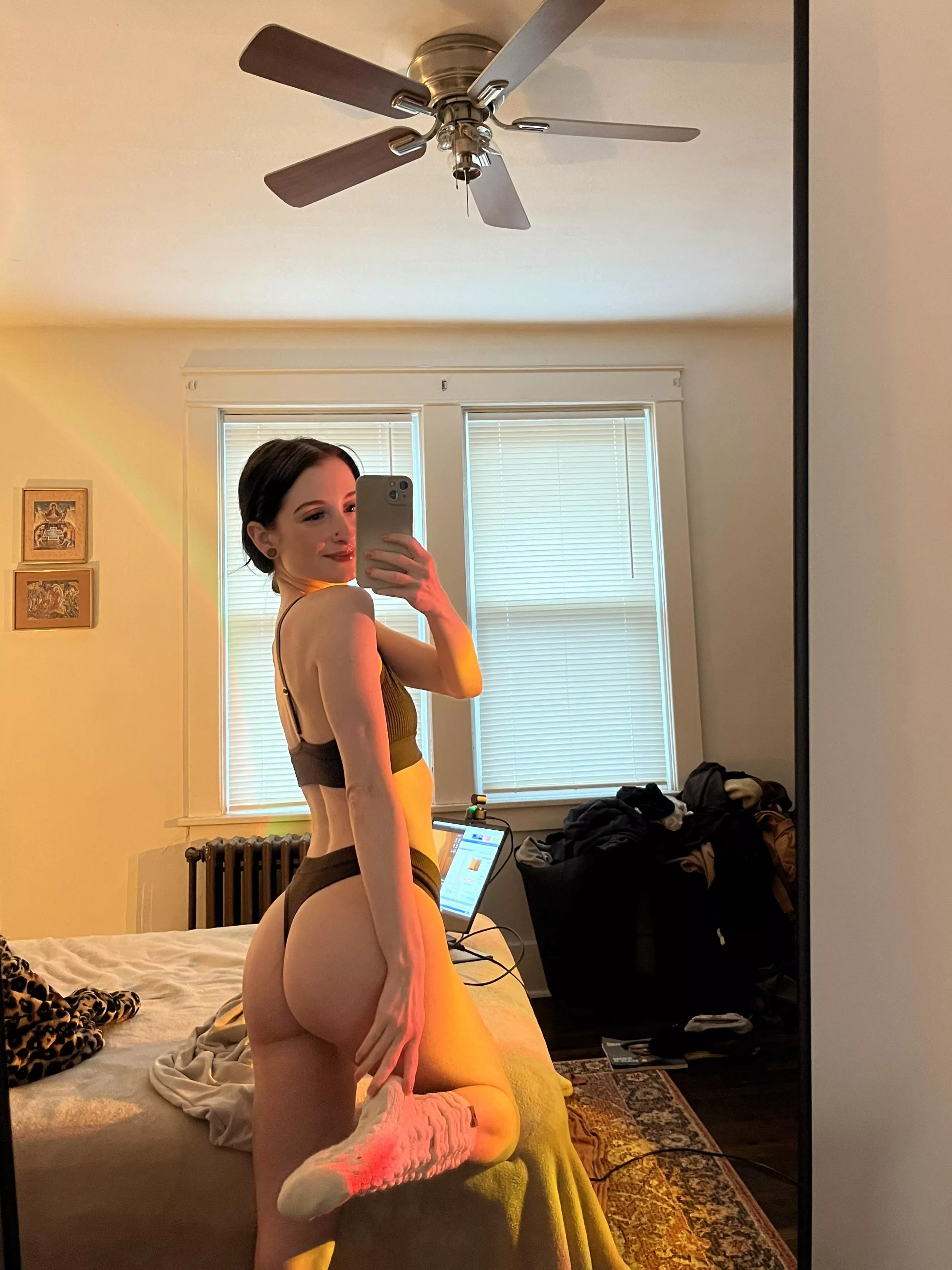 Oop! Focus on the booty, ignore the laundry!! posted by Iv_rose