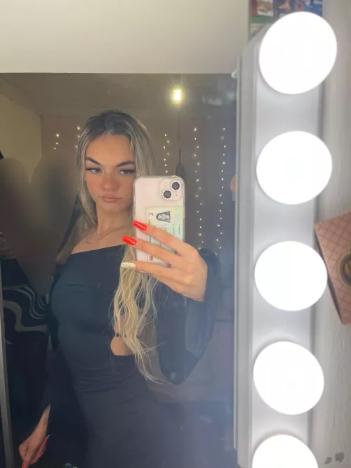 Your fav goddess 👑 by GoddessBellexox