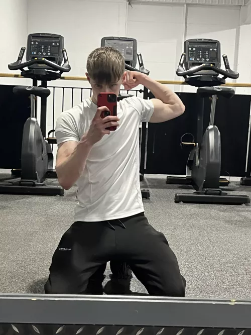 18 lean shredded guy looking for handsome guy with abs by Appropriate-Unit-818