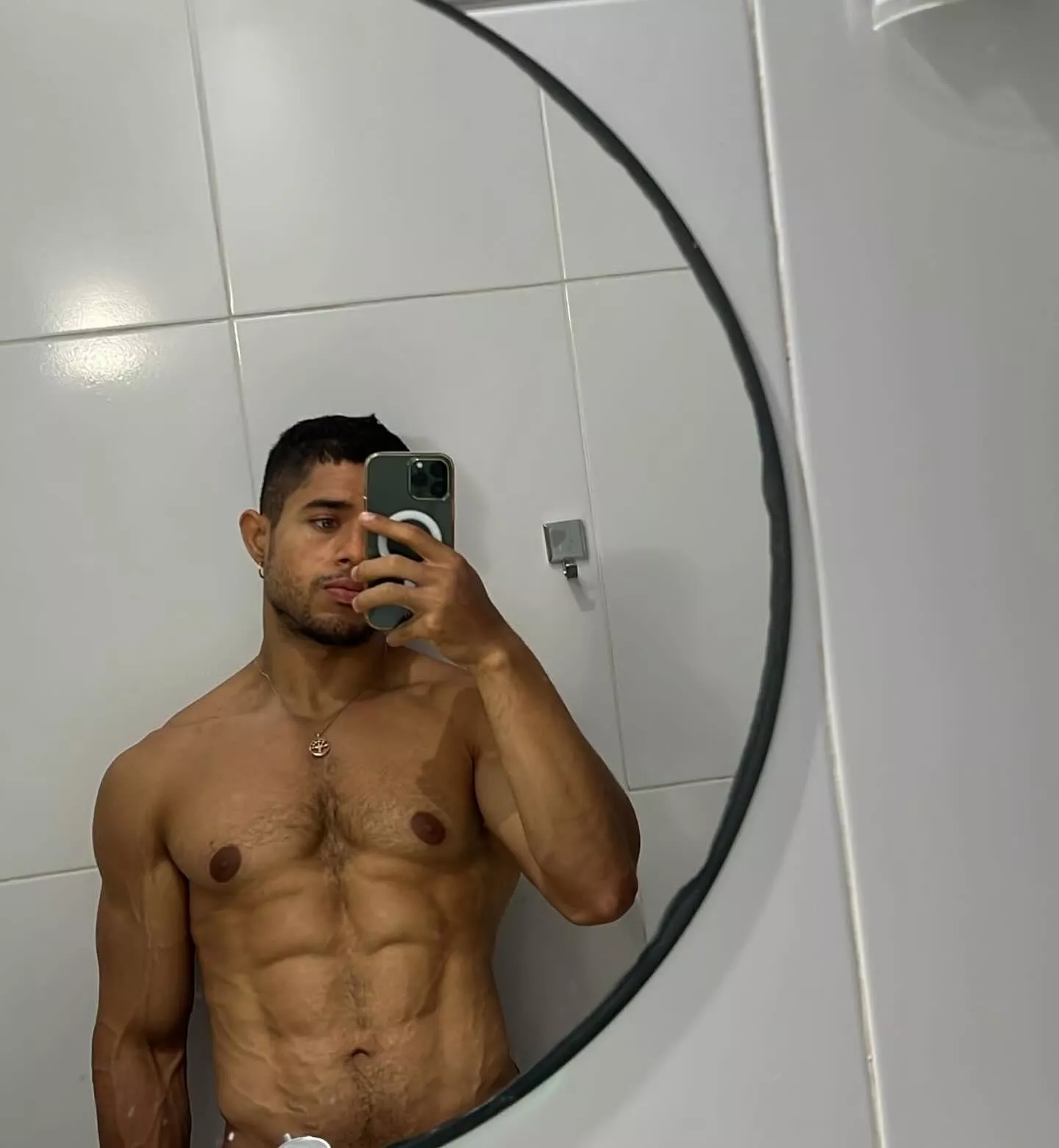 [23] Photo of boredom in the bathroom because I don't have any brothers to have fun with me today, anyone available? posted by Yolanda_Ramirez