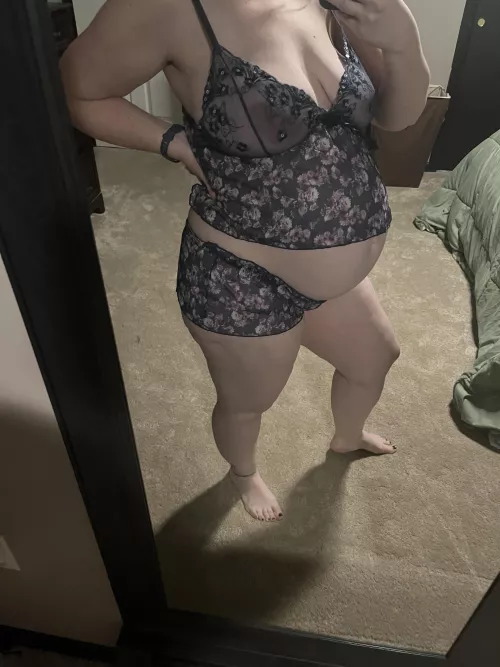 27 weeks with twins! How am I looking? by preg_mom_of_twins