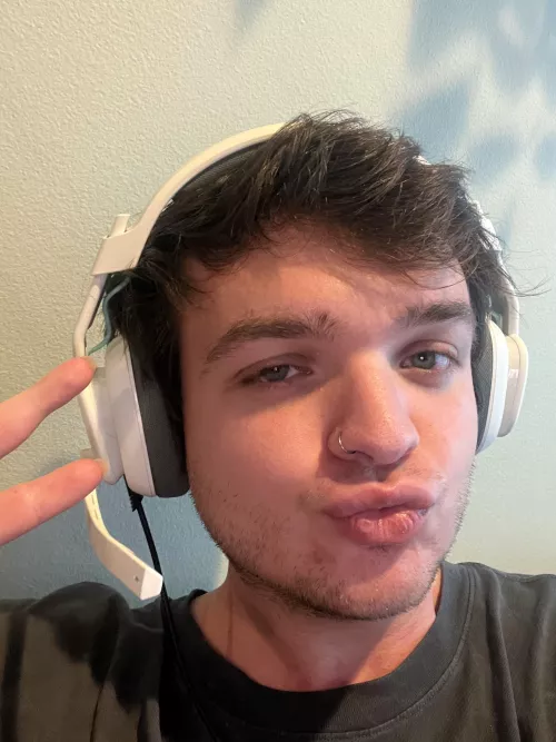 anyone wanna play new season of fortnite? havent touched grass since it came out lol by -jaydxn-