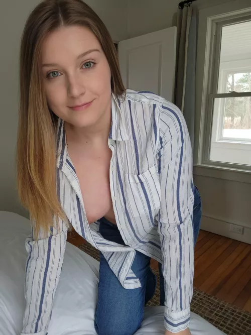 Bent over to give you a peek  by reign_rellic