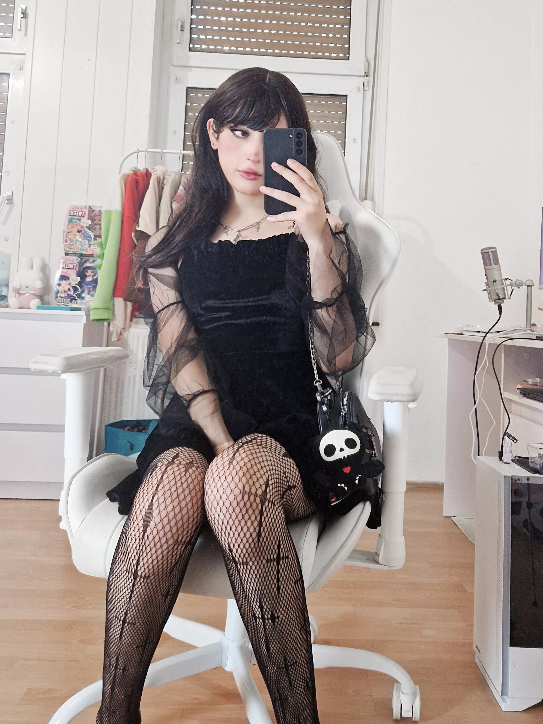 going out today, dont know how to feel in this outfit 🙈💗 posted by puruchuu