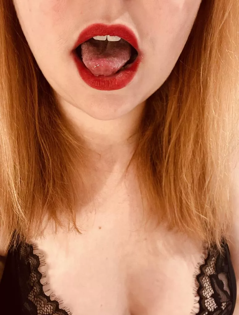 Horny Redhead MILF - Watch me squirt and get my ass fucked posted by ladyabigaelle