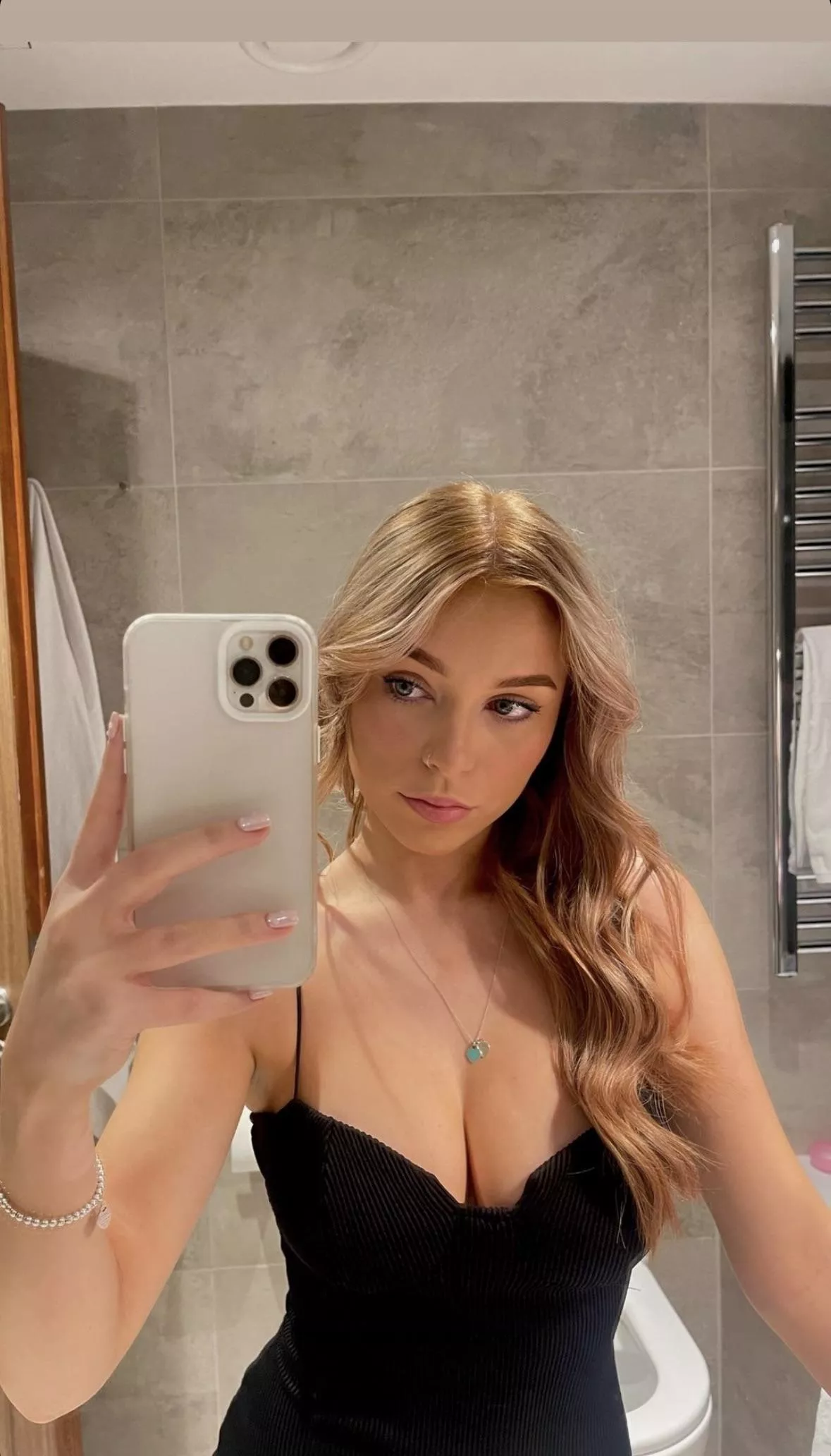 IUTR love the dress 😍 posted by Jazzzzmyn