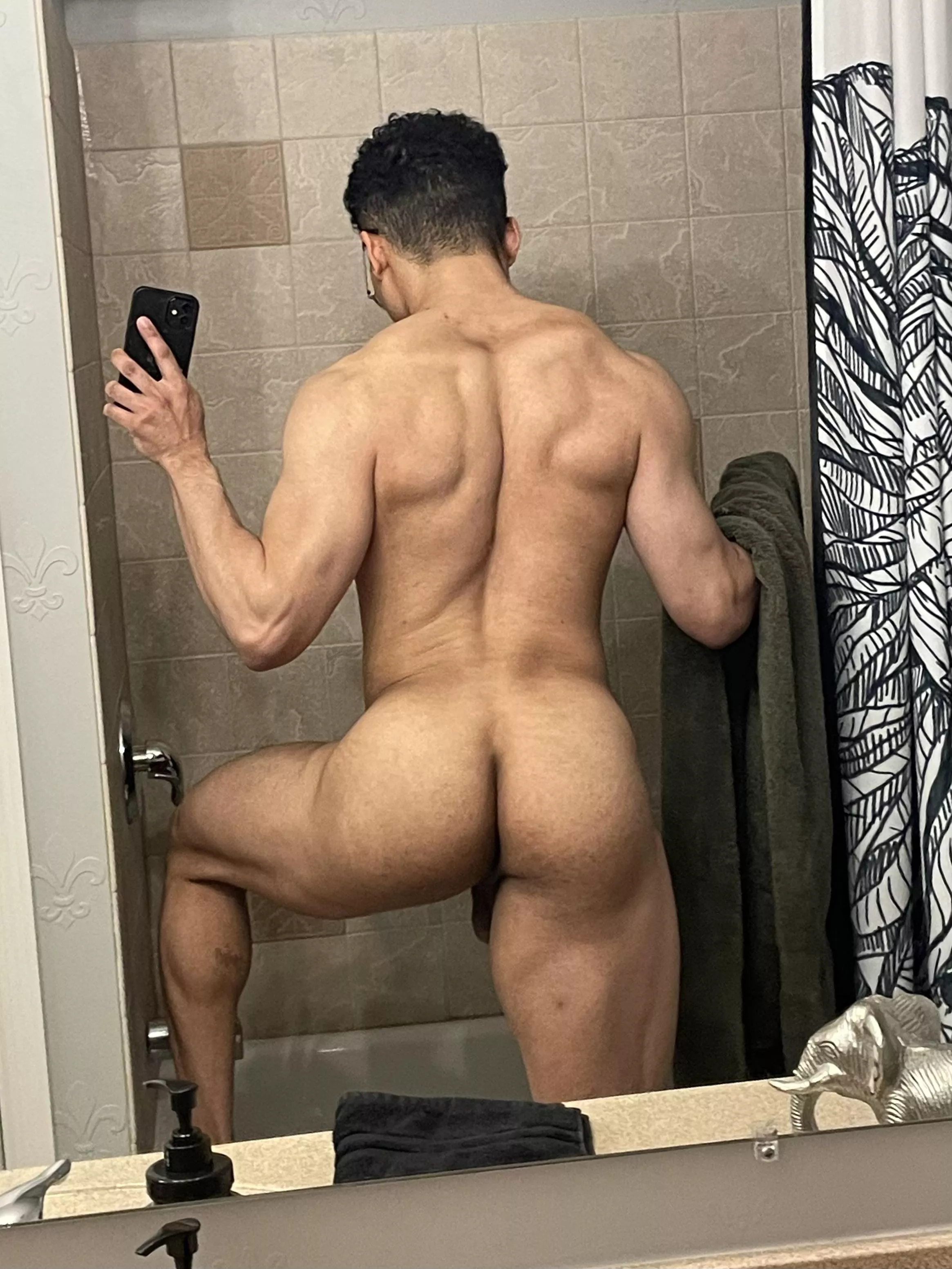 Prime post-shower posterior posted by HydrangeaPompoms