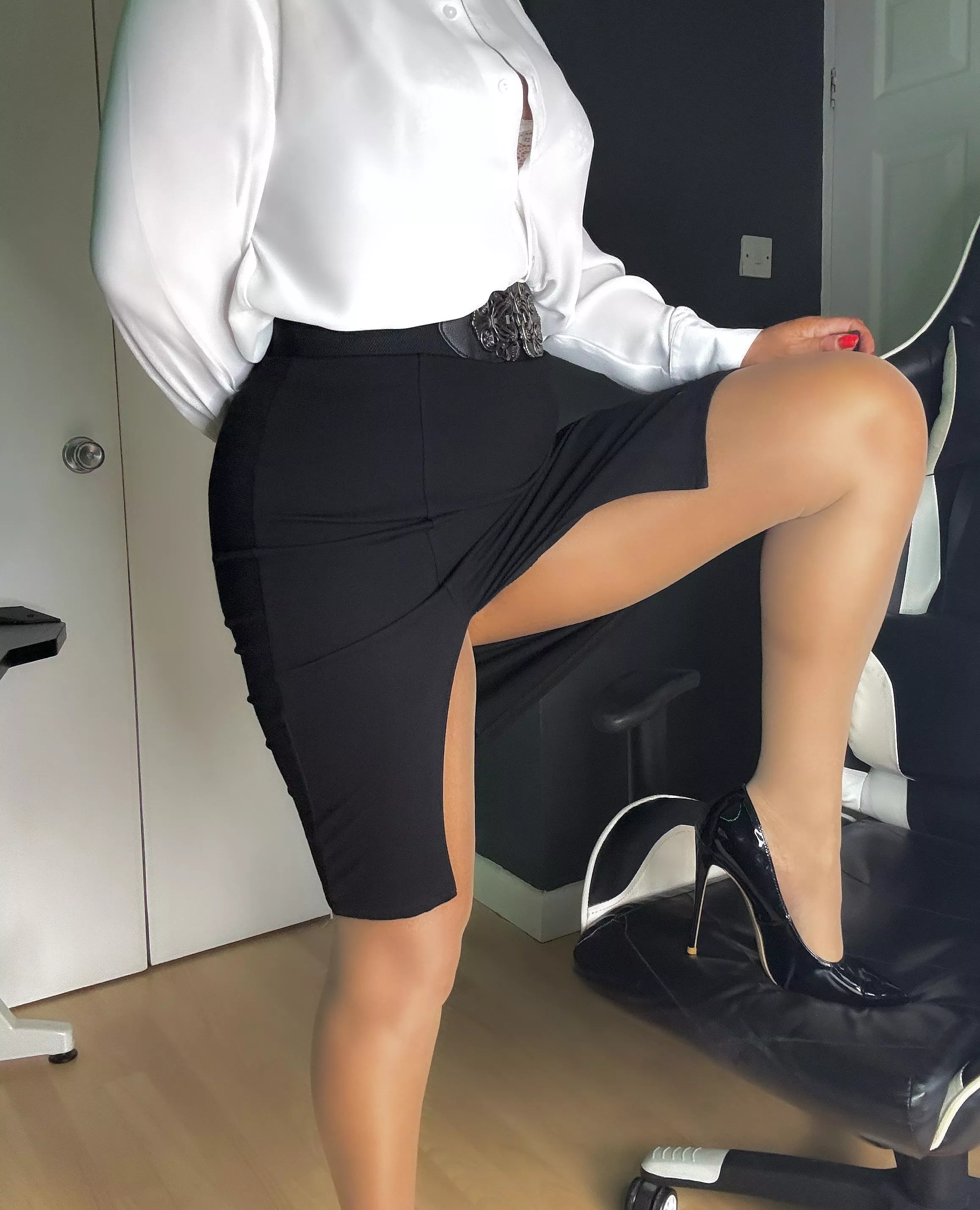 Back in the office😘How’s Monday looking ok? posted by Kimberlyhose