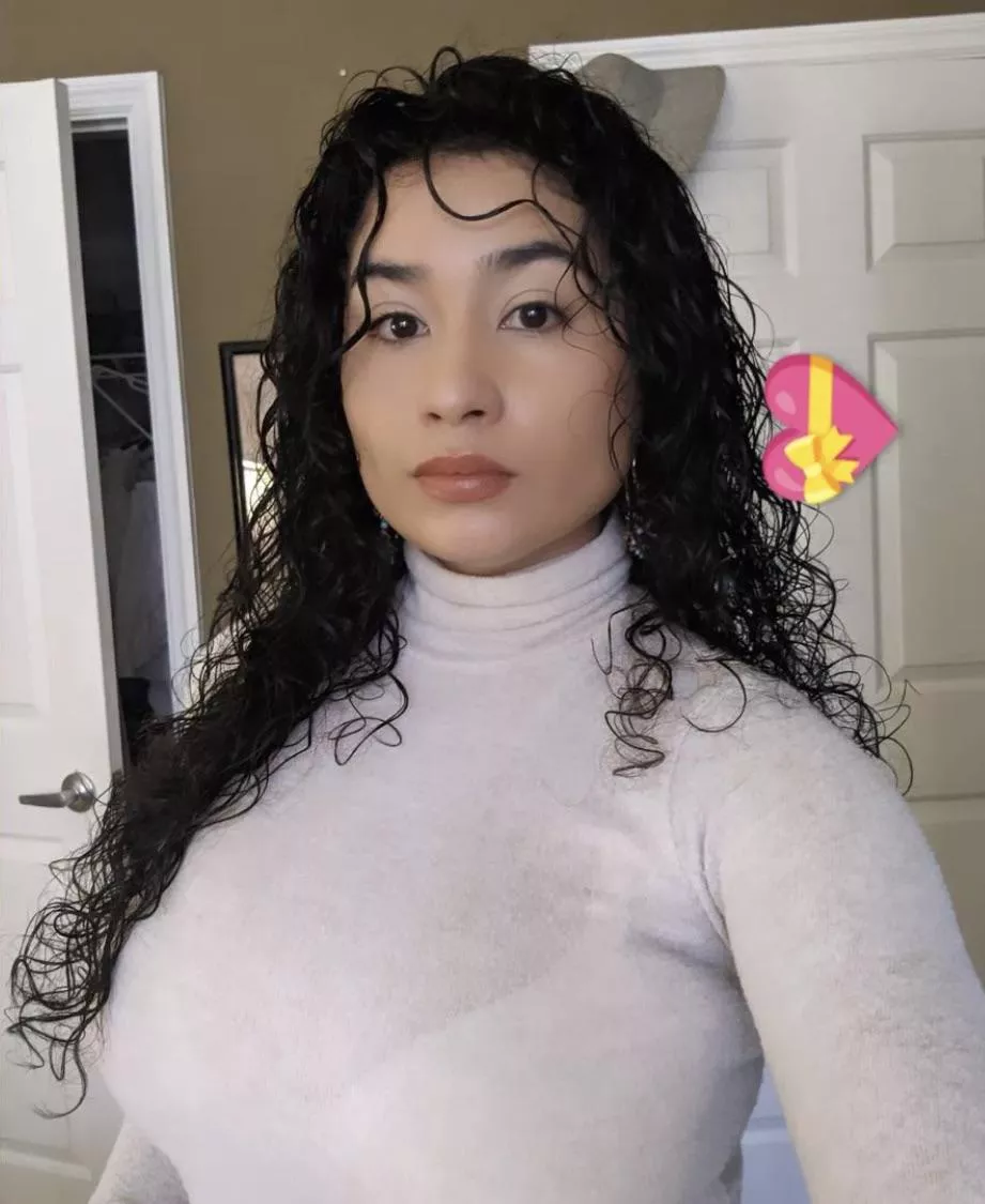 Busty Latina  posted by JHUEY34