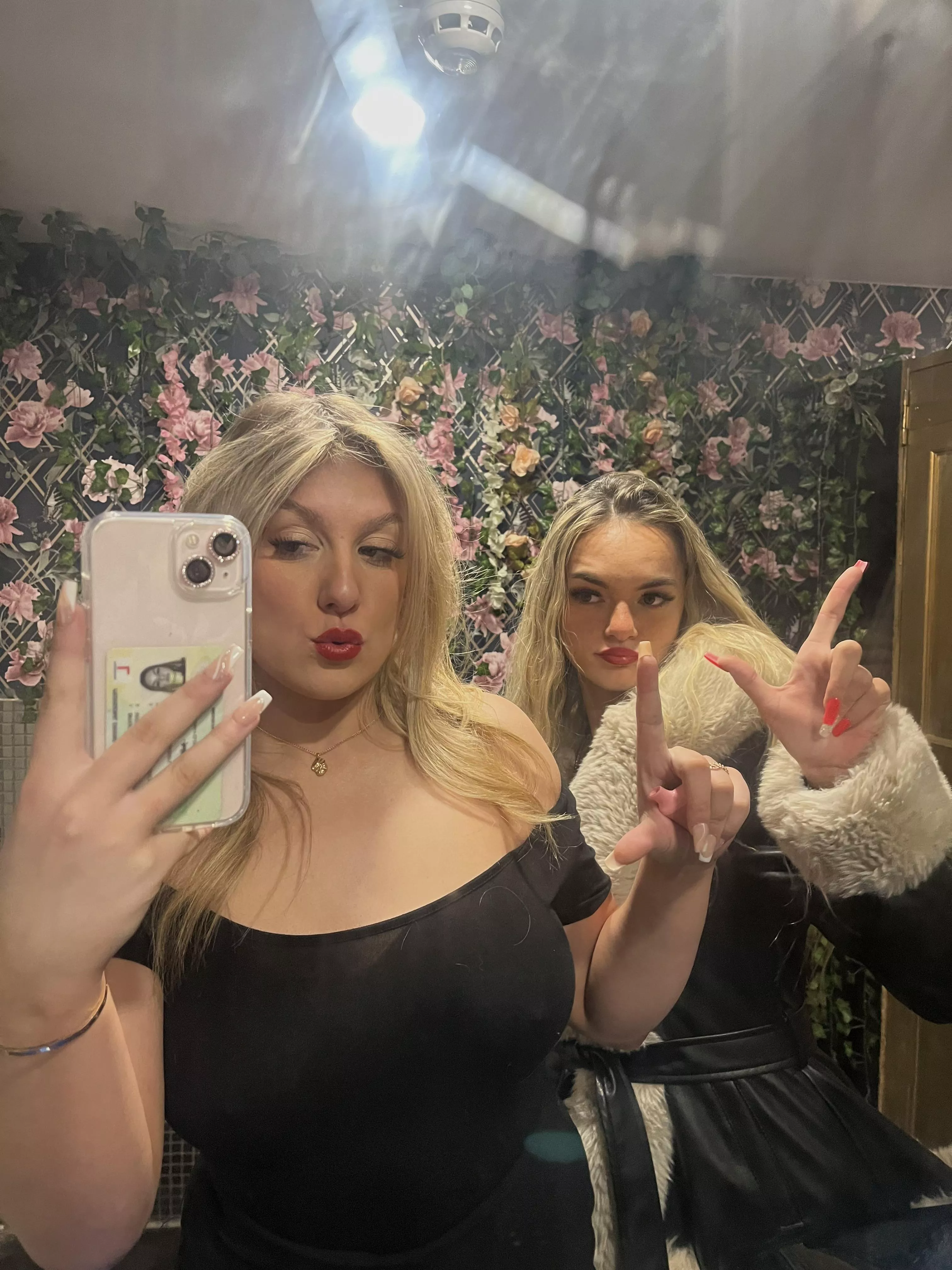 Double Domme👸🏼 posted by GoddessBellexox