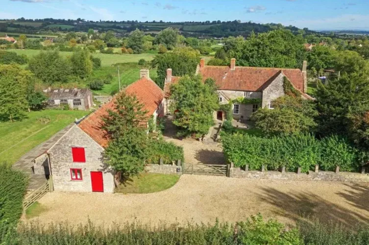 Goddess Cranwell is requesting a meeting with Goddess Alex at her estate. It is at a middle point between Venus and Freya, so Cadets as an assurance for safety are welcome. by lockedupmalepig