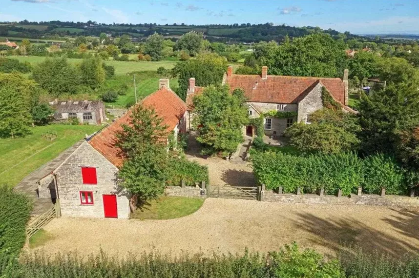 Goddess Cranwell is requesting a meeting with Goddess Alex at her estate. It is at a middle point between Venus and Freya, so Cadets as an assurance for safety are welcome. posted by lockedupmalepig