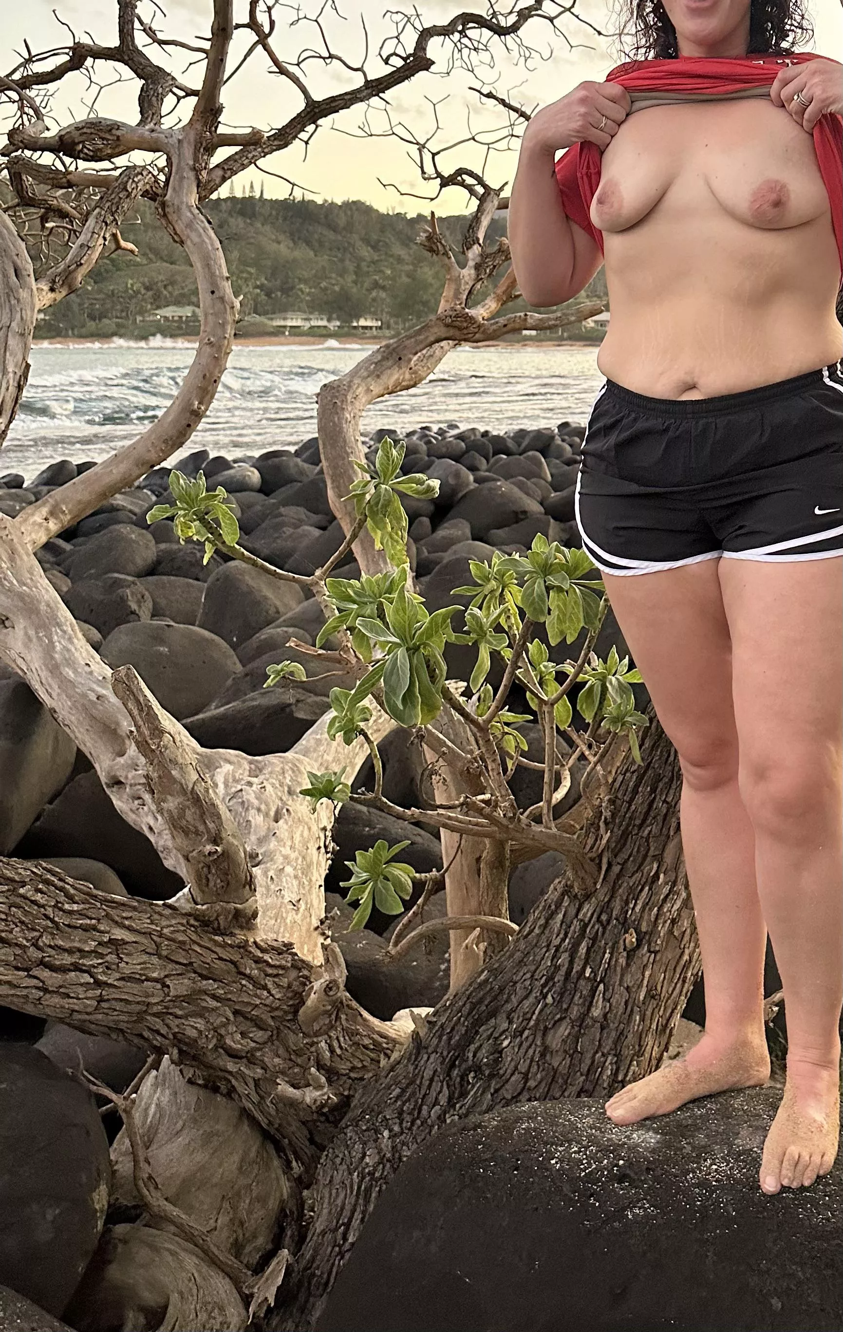 Hawaiian nature and boobs are a great combo! posted by RaynaNThunder
