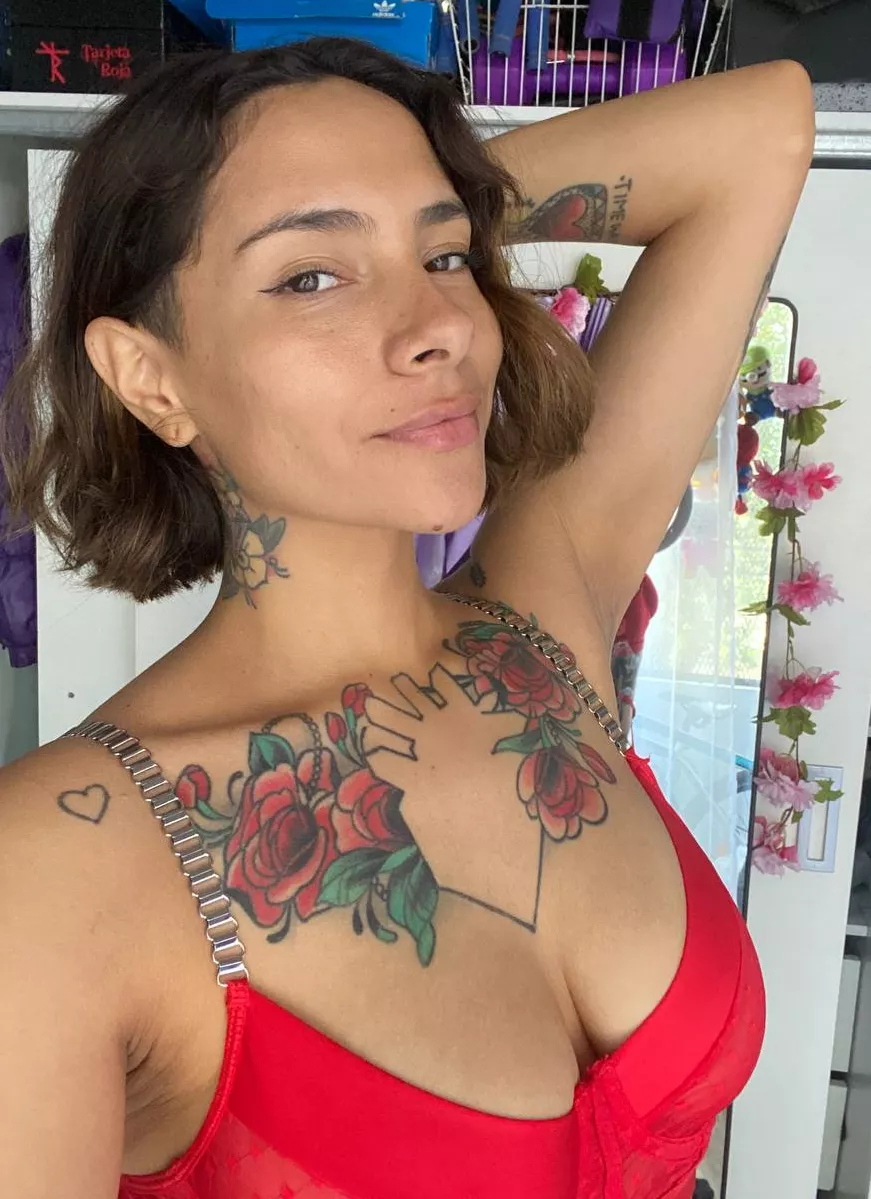 I never thought that red suits me posted by engildhullinge86