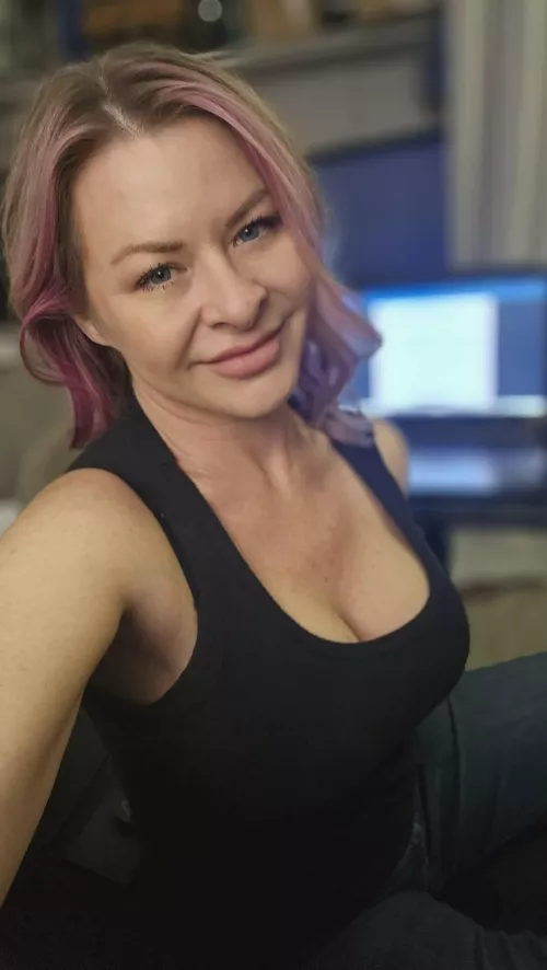 Is it me who catches your attention? by LivelyLilacLove