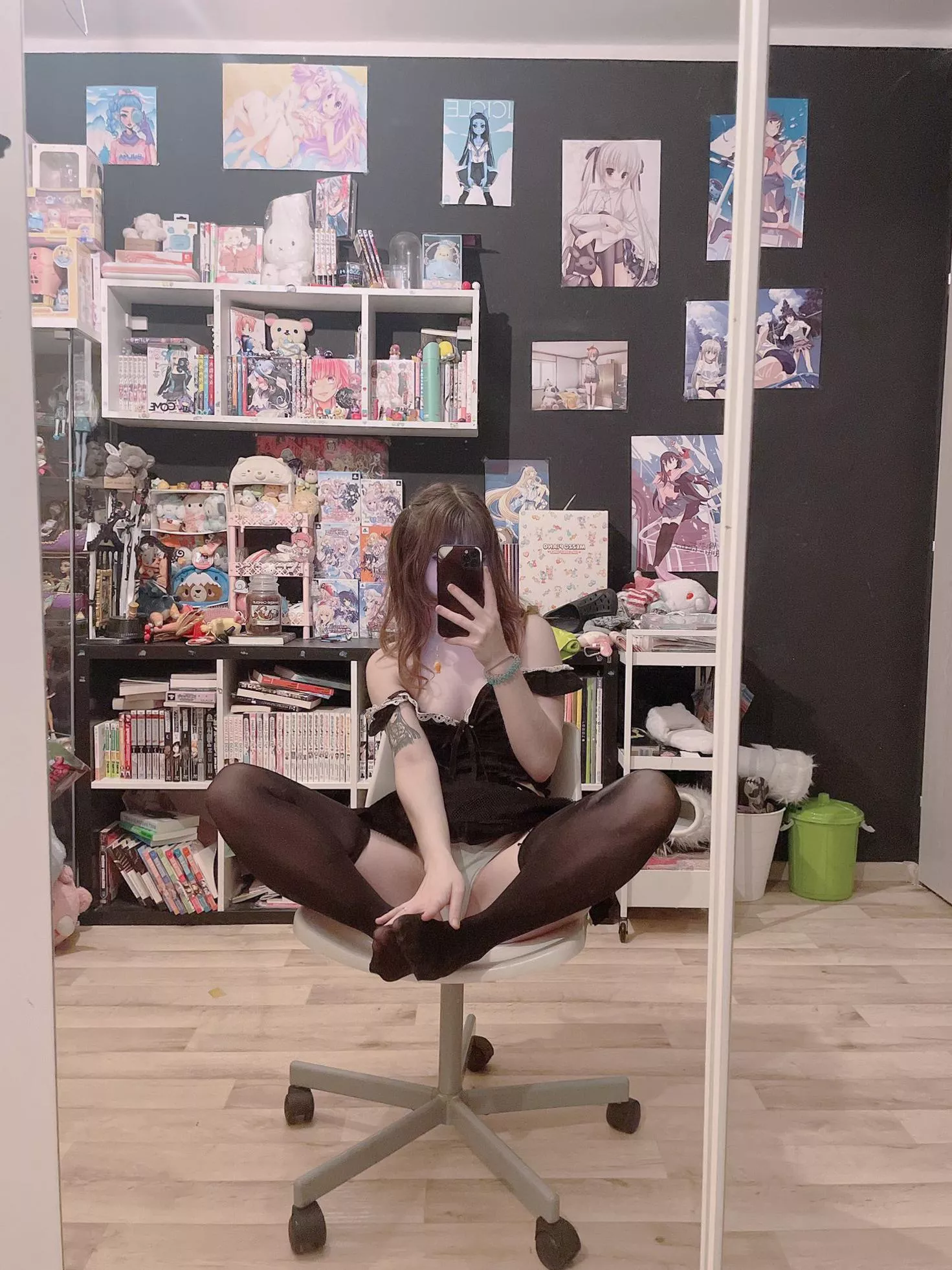 lmk if you're down for a random nude in your dms posted by goldenpupu