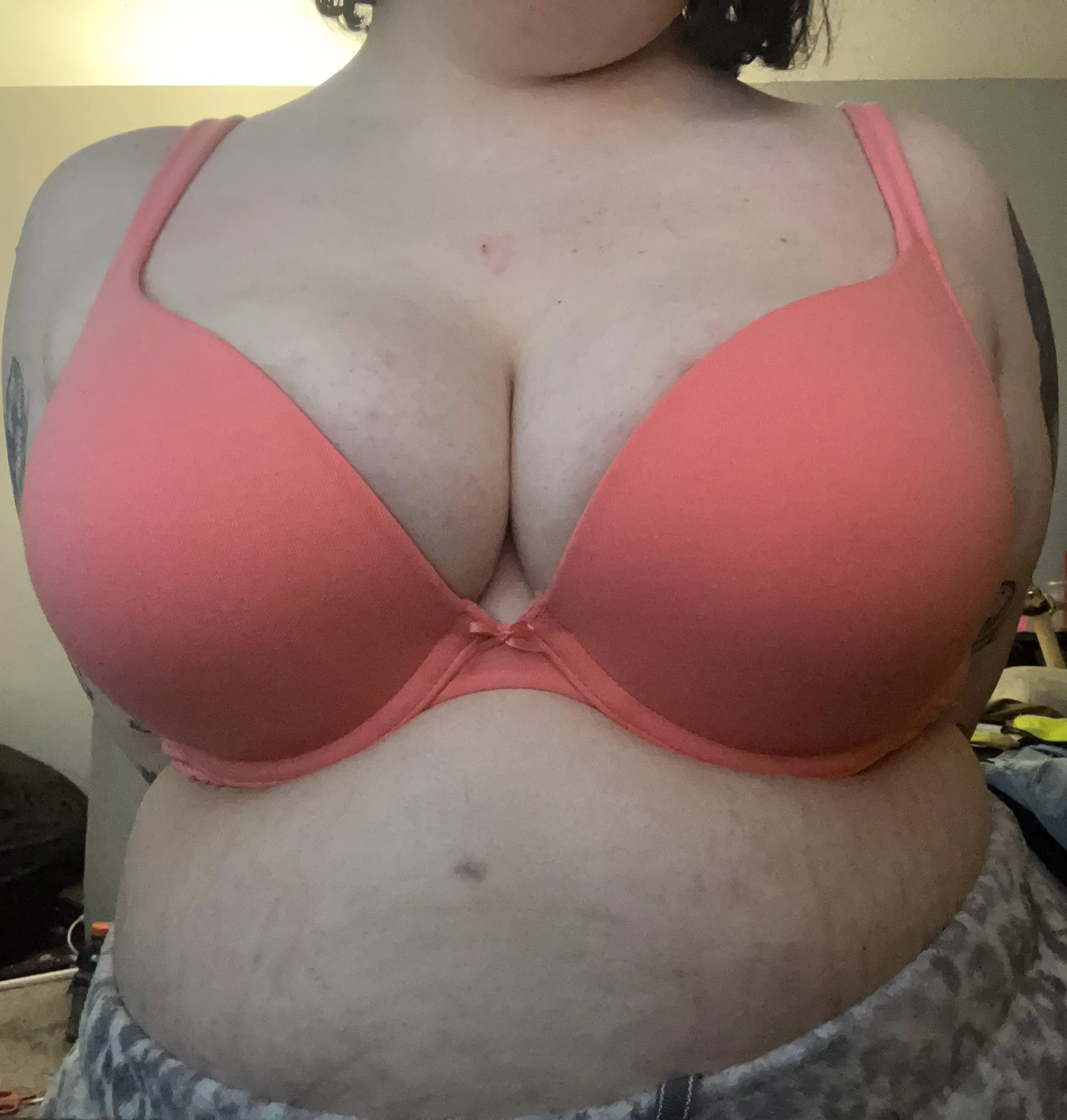 on my knees, ready to please daddy 🩷 posted by evyh123