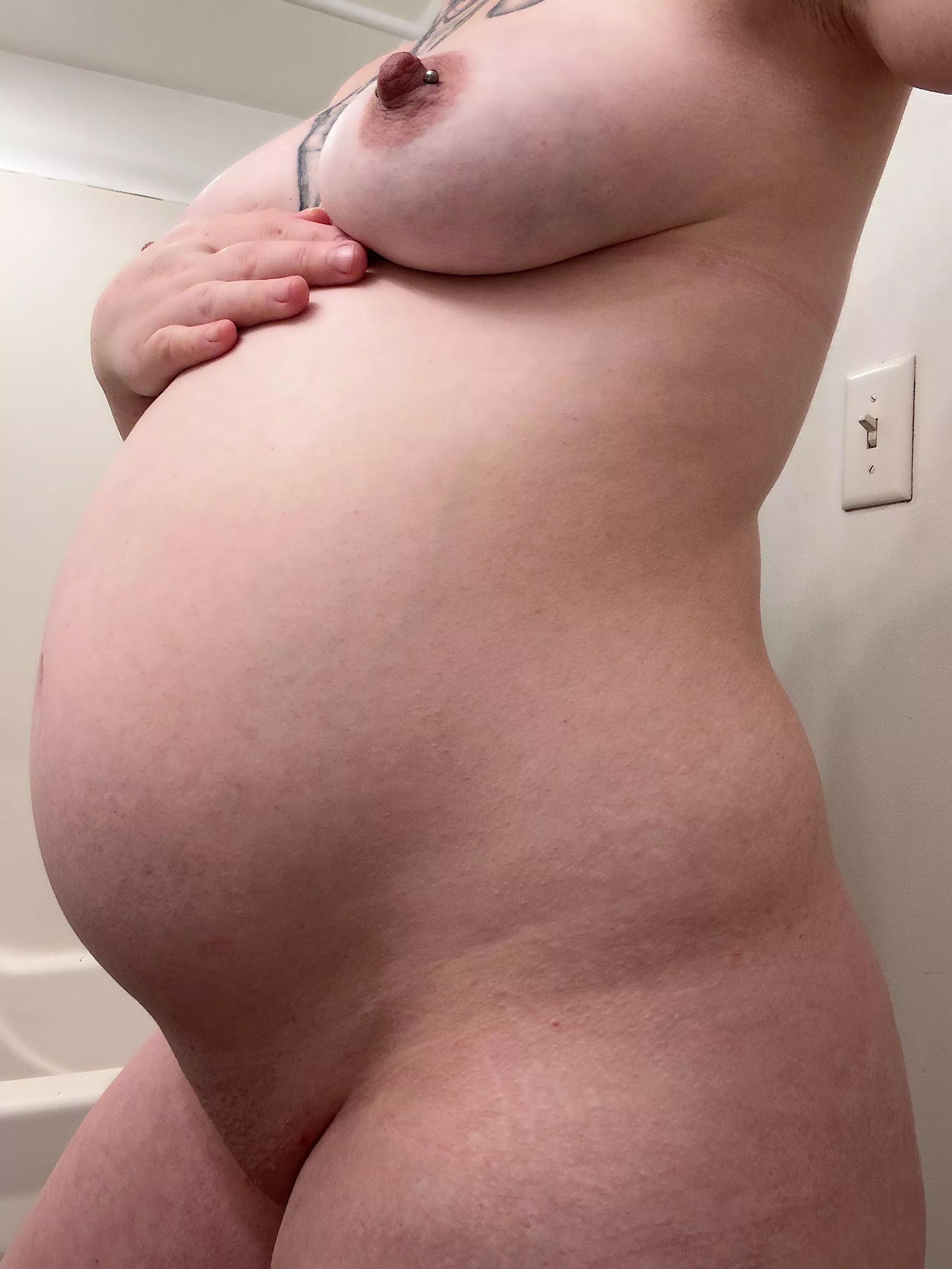 Wish I had someone to fill my pregnant pussy up posted by Cheyy-m