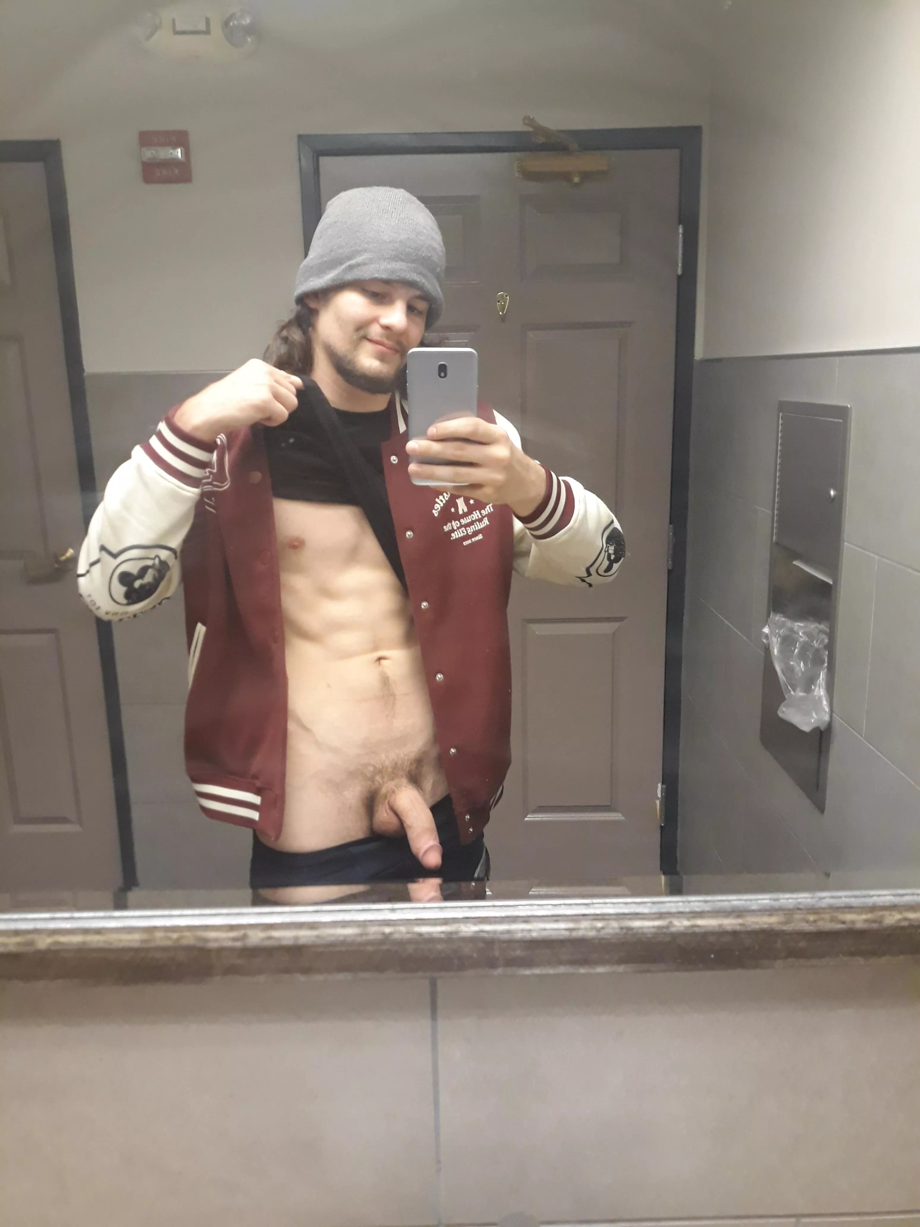 Wondering if anyone thinks i'm hot enough to be a little cam star :) posted by Throwaway11087