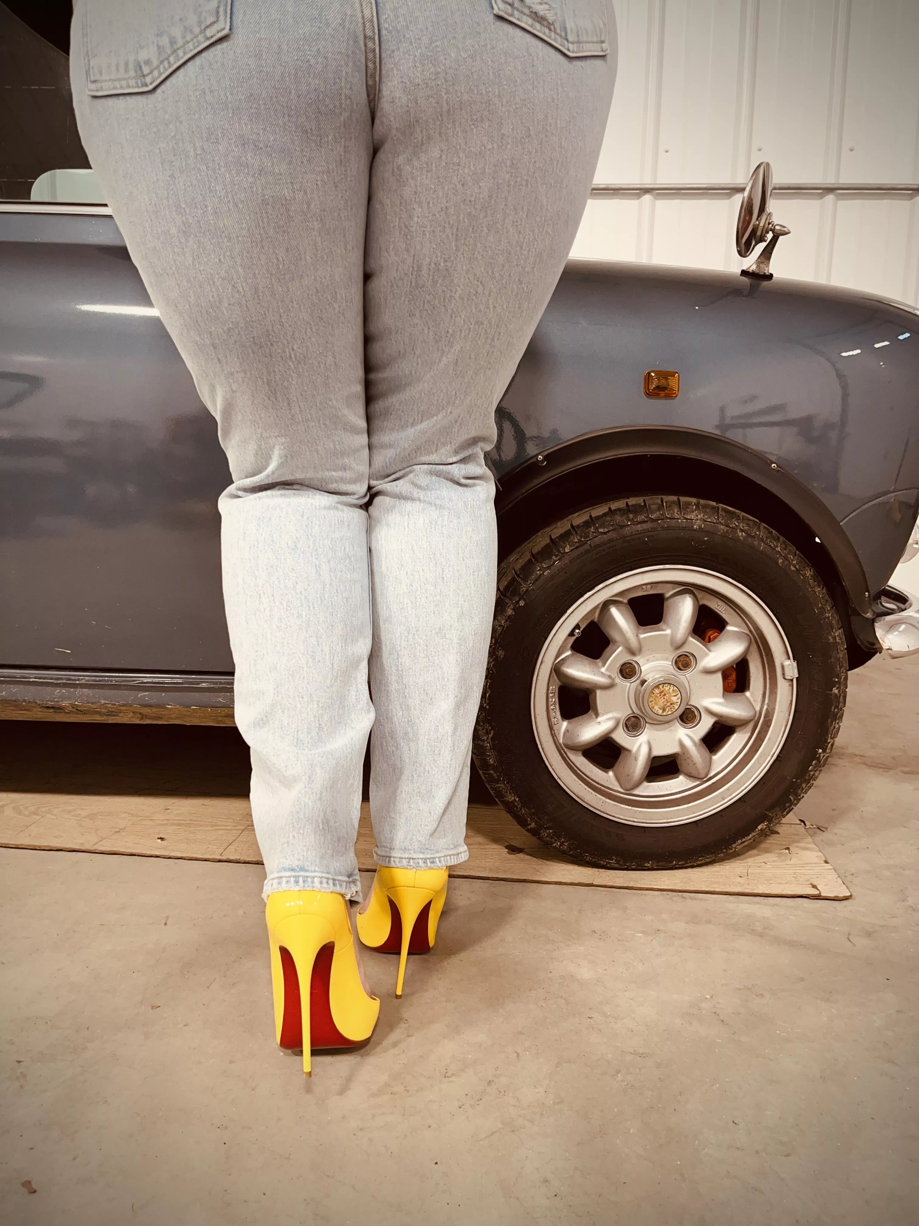 Yellow 💛 [F] posted by engineerinheels