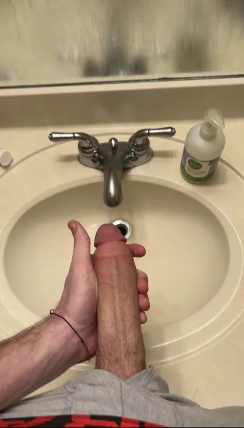 23 top arab, looking for a bottom @saadif1 by Feeling-Skirt4933