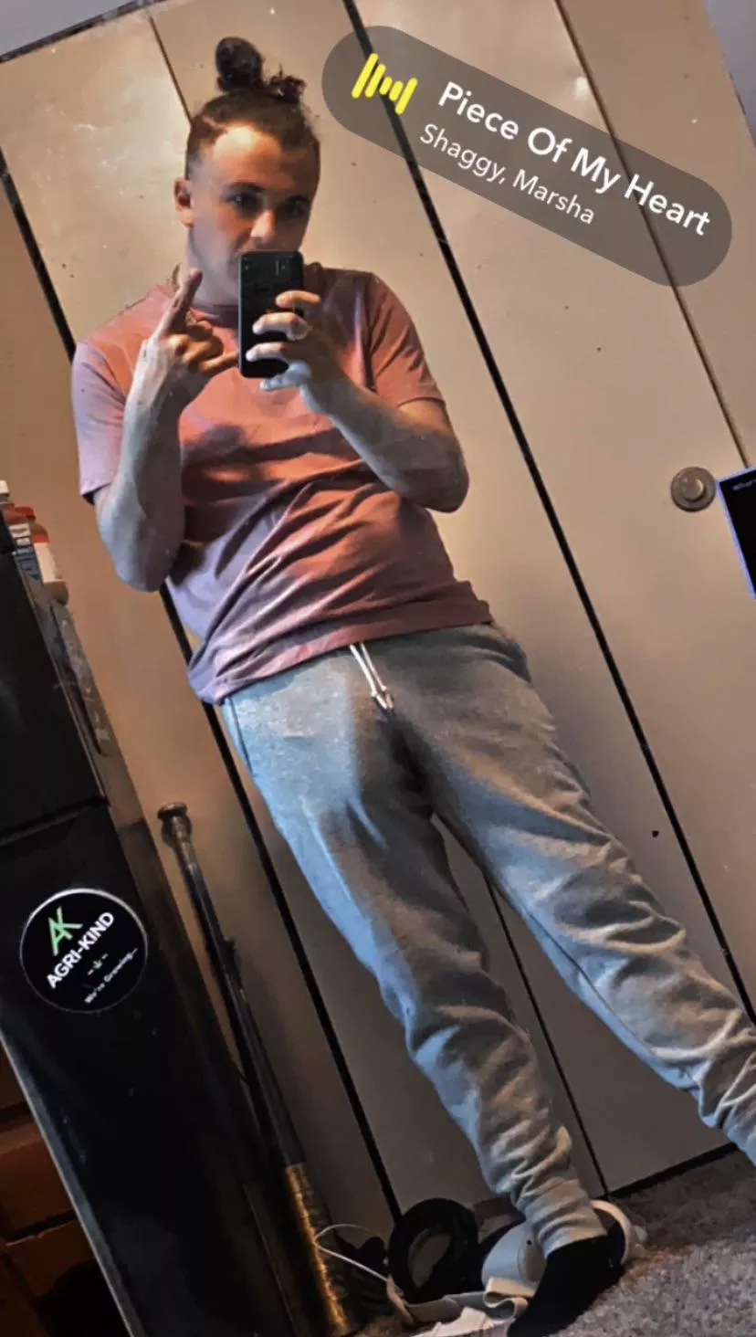 28 M just enjoying the vibe and sweats kind of day posted by ShoppingVirtual3587