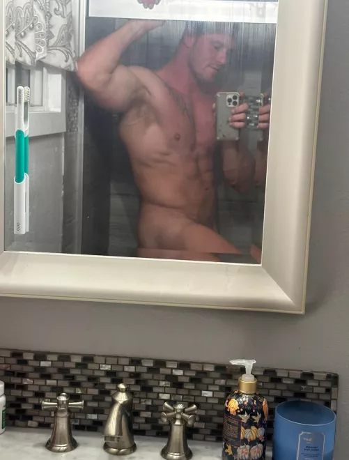 Big arms, big lats and a good chest make for a sexy armpit 🔥 by daddy_physiquex