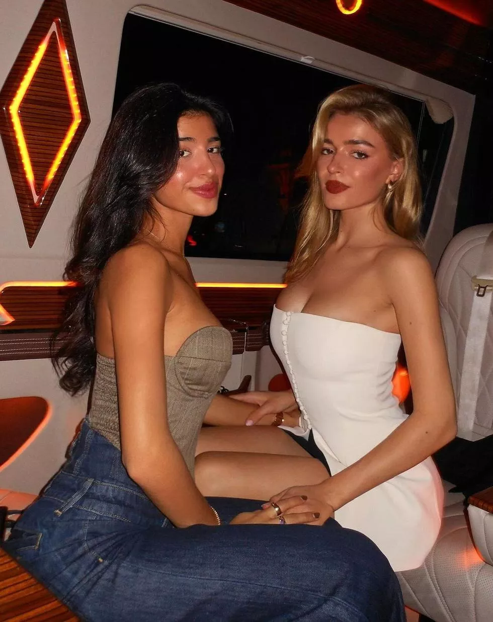 Blonde or brunette [2] posted by PeteFromArizona