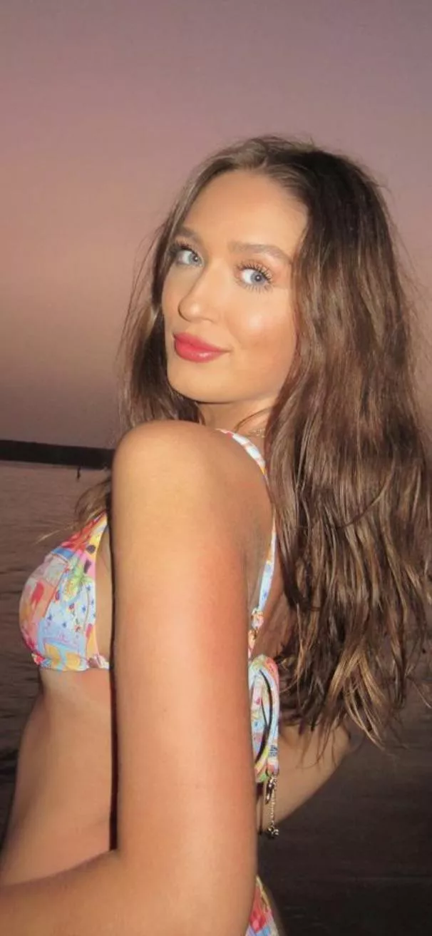 college beauty posted by Pretend-Rock8437