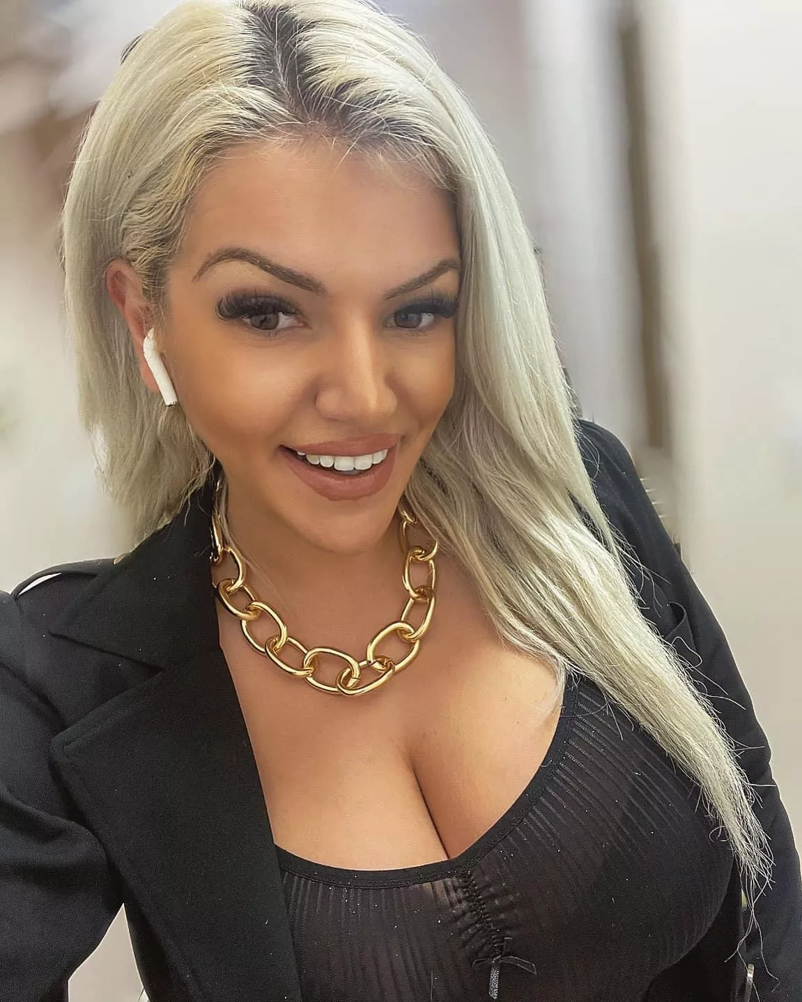 Gorgeous blonde bimbo posted by RealSlimShady1337