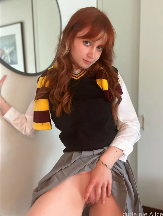 Hi dears! i Have wet pussy under my skirt) posted by ApplepieAlice