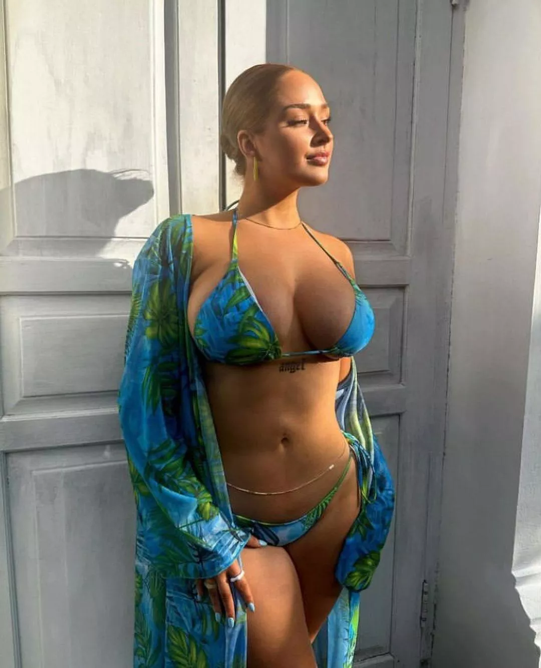 Hot girl next door posted by shawns777