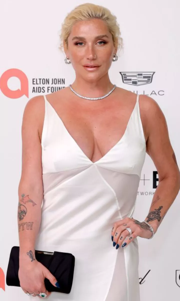 Kesha Rose posted by brown3cake