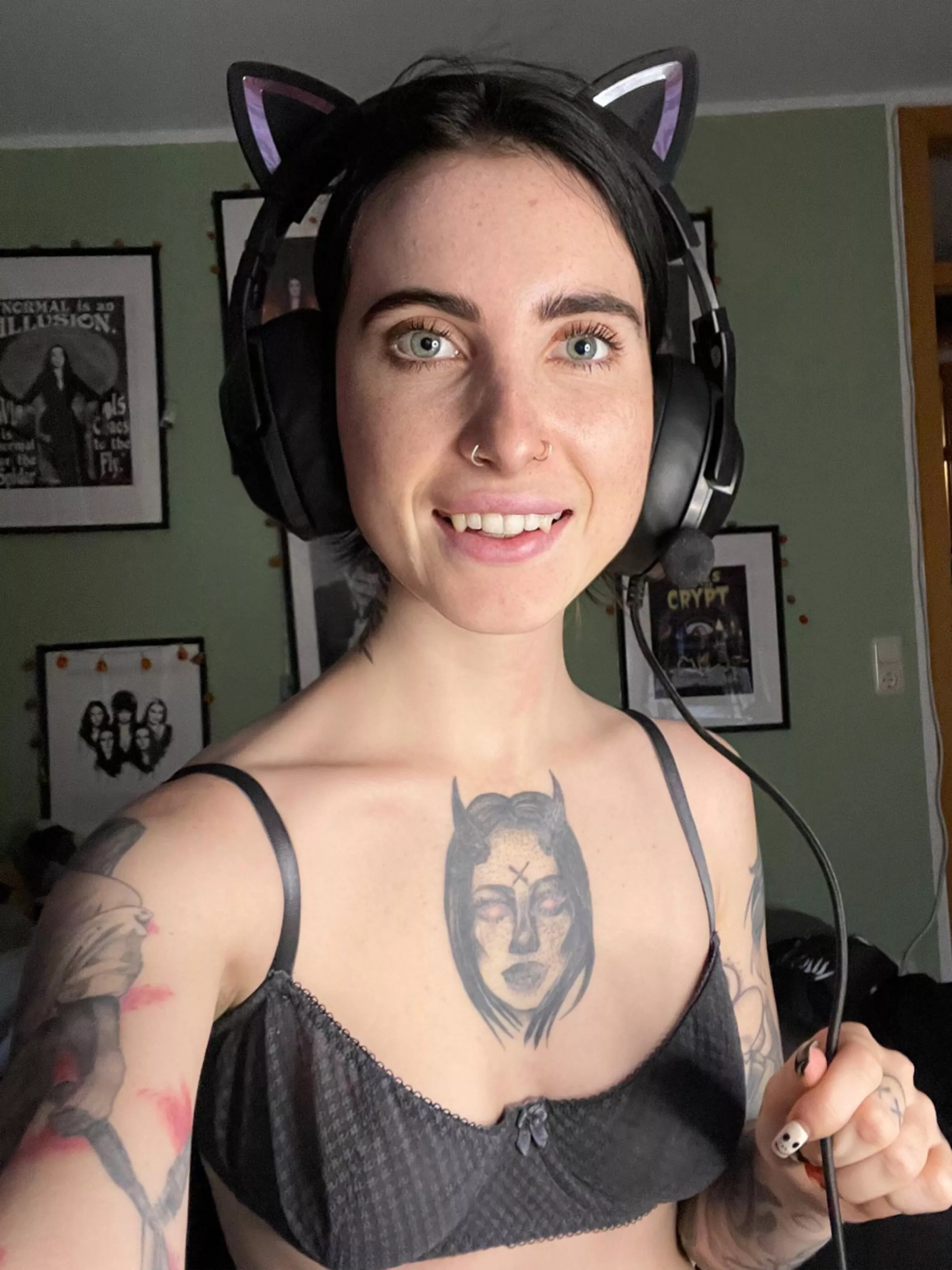 let's play together😈 posted by hetaerytither99