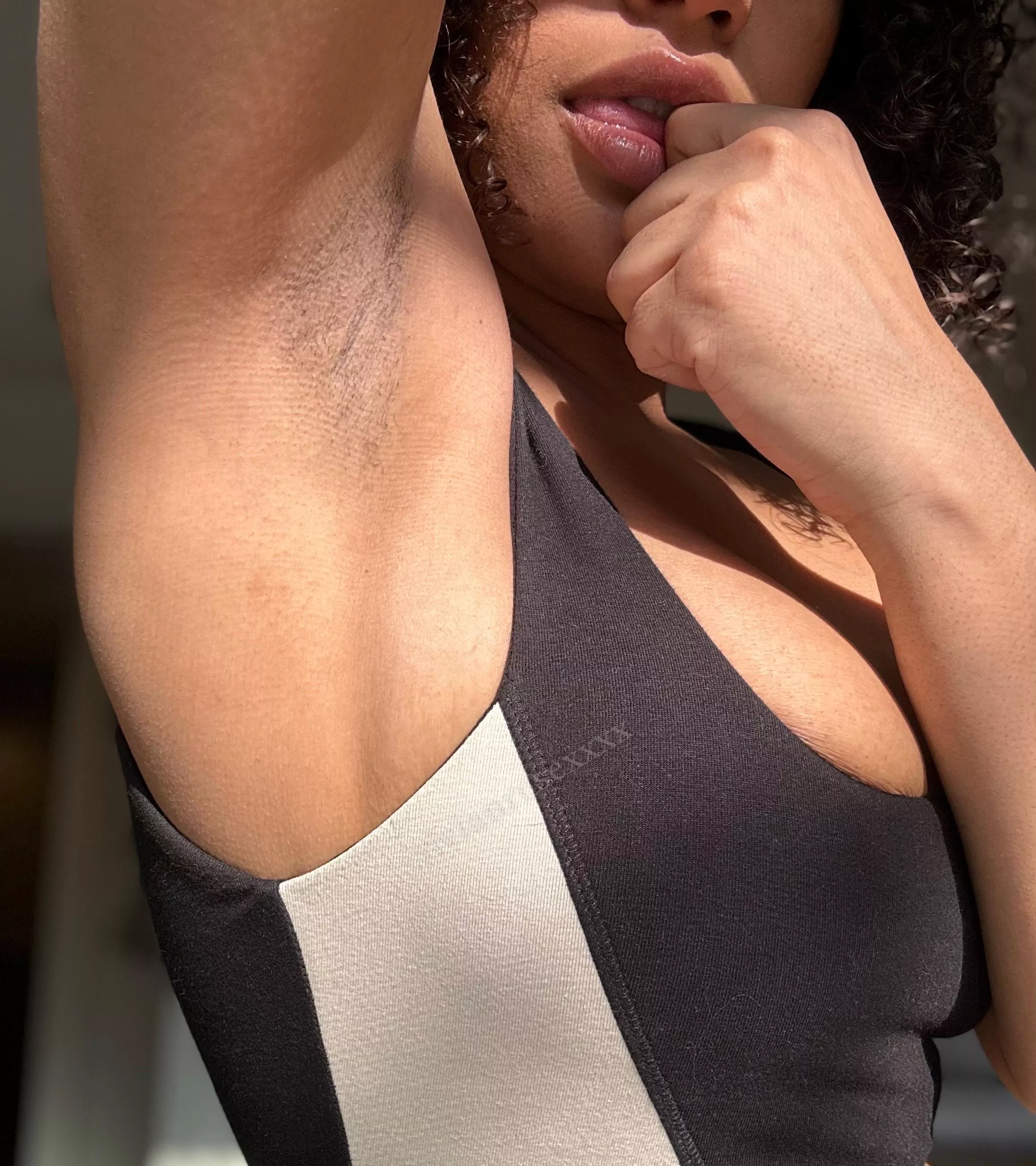 My sexy pits always get your attention...💦 posted by vivianrosexxxx