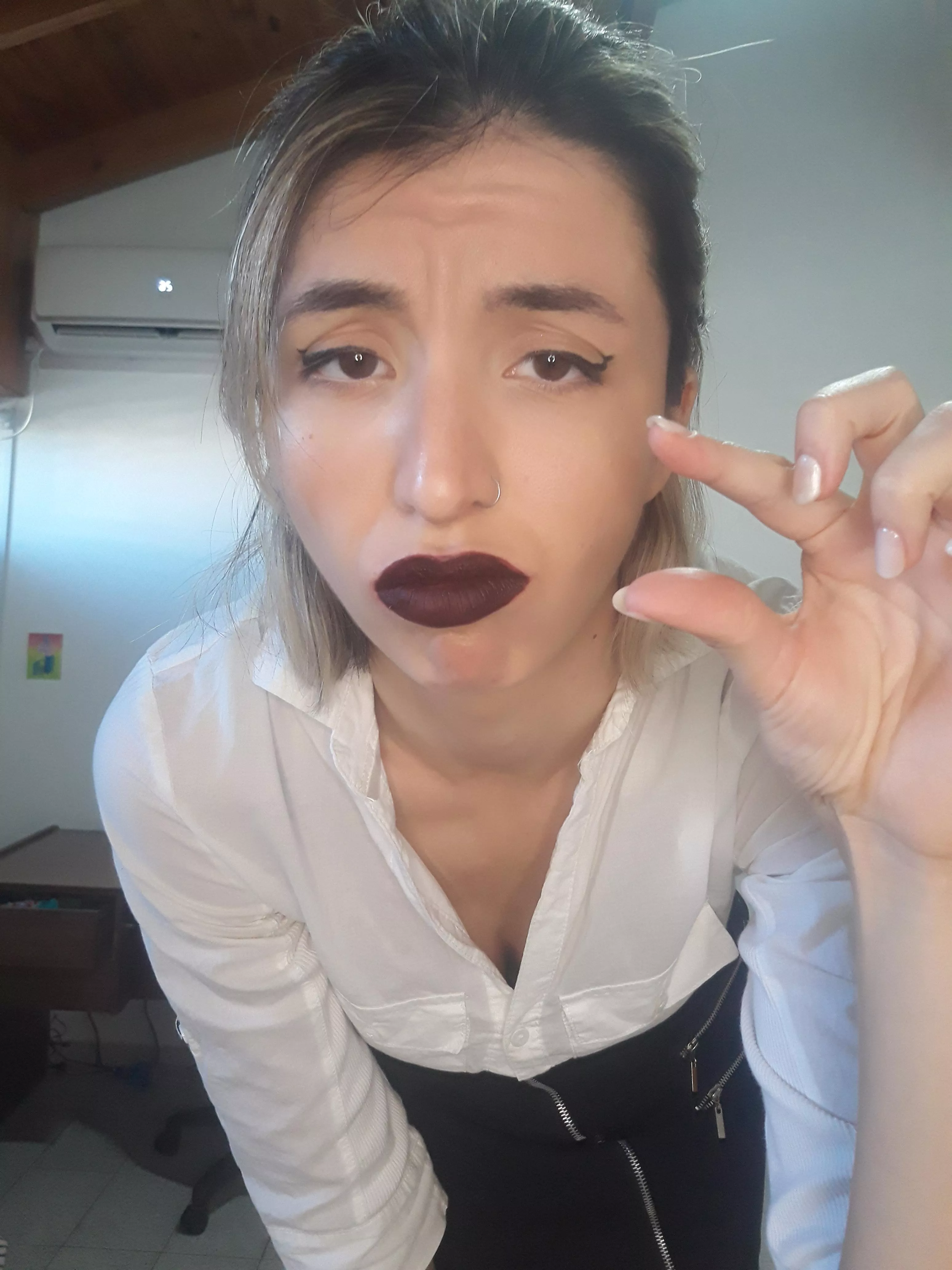 Tell me your size and I tell you how beta you are 😈 posted by violetaamane