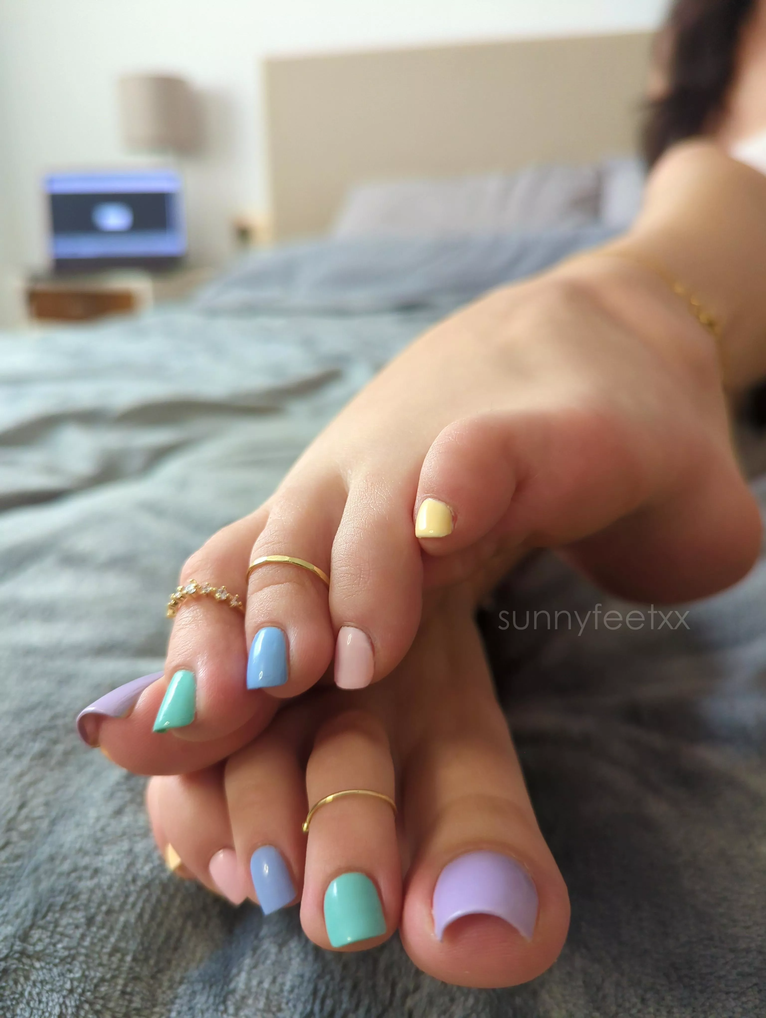 This pretty pedicure needs to be appreciated by mouth... posted by sunnyfeetxx