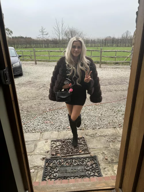 UK Kent, 19(f), need a bull (preferably bbc) to come a destroy me infront of my bf (22)😍I’m happy to confirm with proof no time wasters xx we can travel for the right person  by NaughtyLolaFoxx