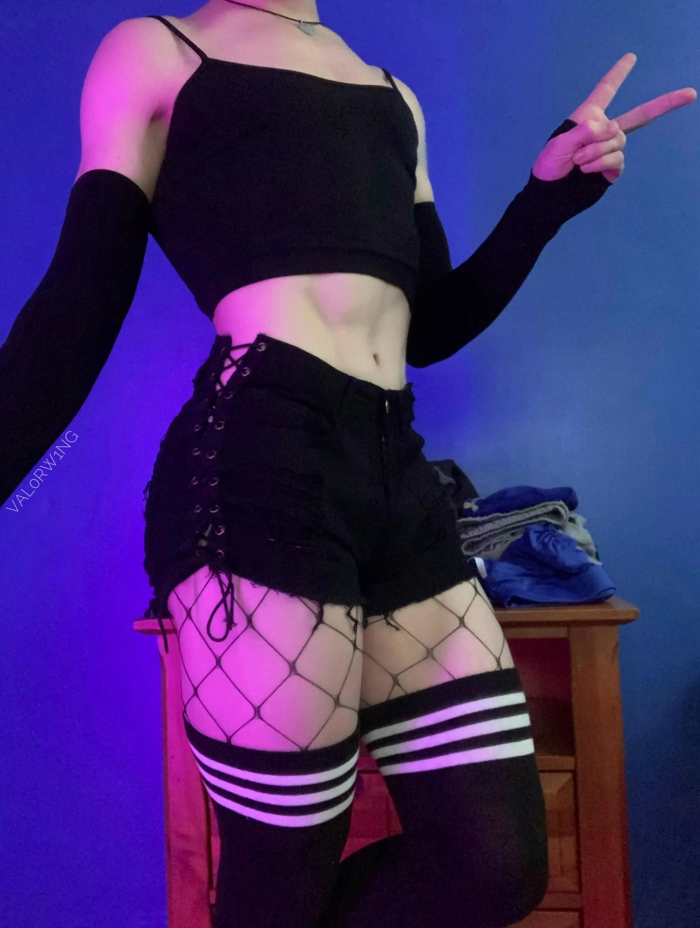 Happy hump day 🖤🤍 posted by VAL0RW1NG