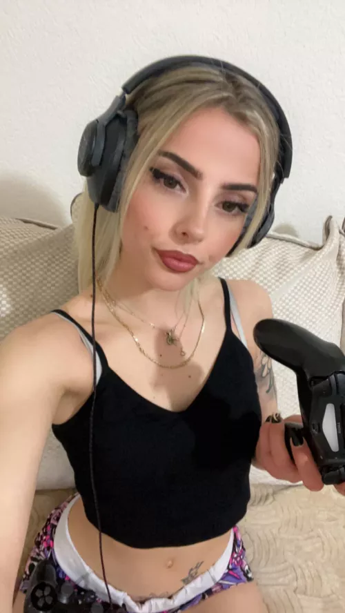 I want to play something with you!😈 by Velma_Conley